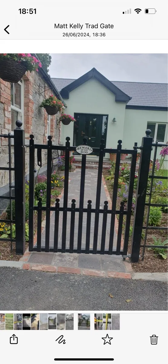 House side entrance gates - Image 2