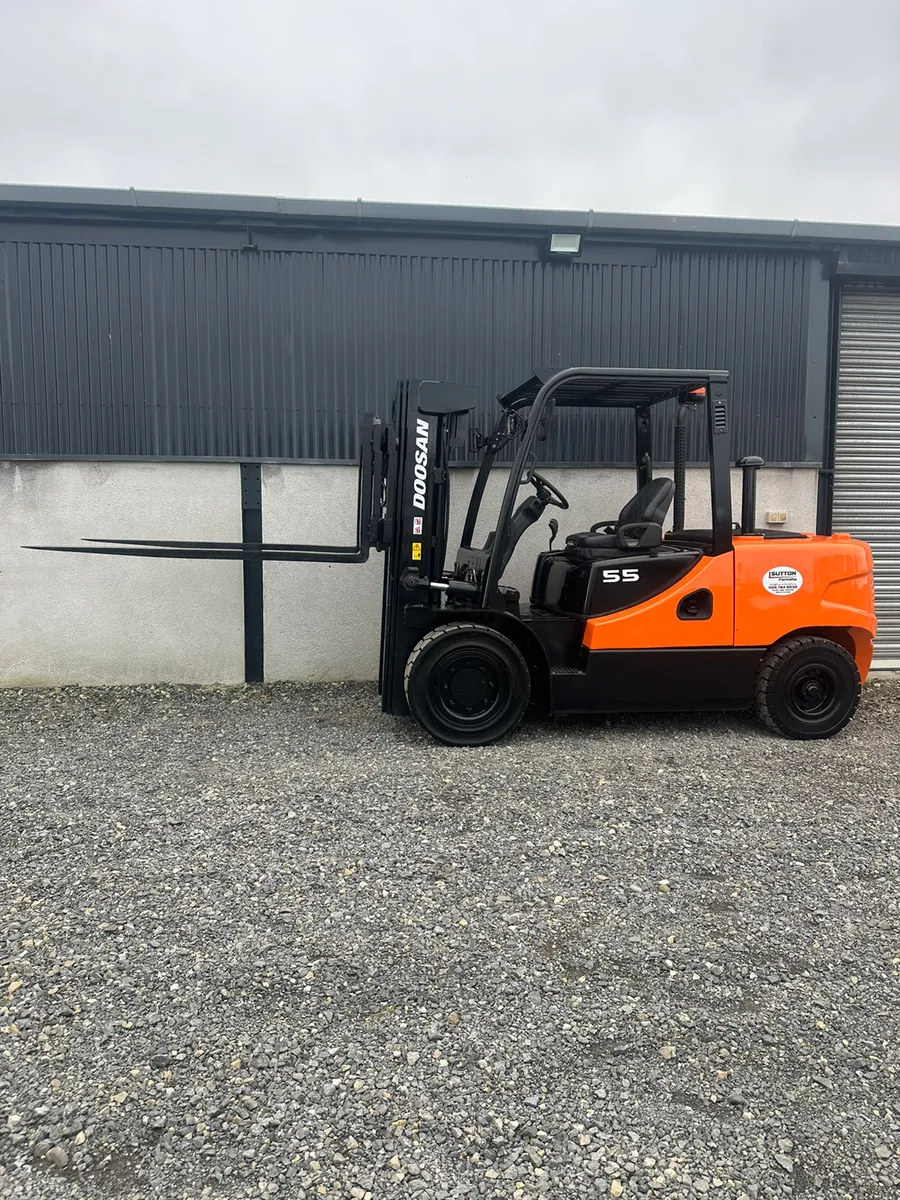 Doosan D55C-5 Container Spec Forklift - Image 1
