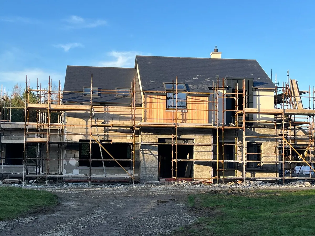 Bricklayers. Blocklayers and Stonemasons available - Image 1