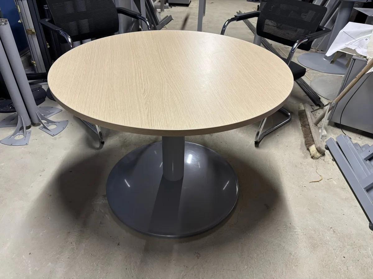 Meeting table and chairs - Image 3