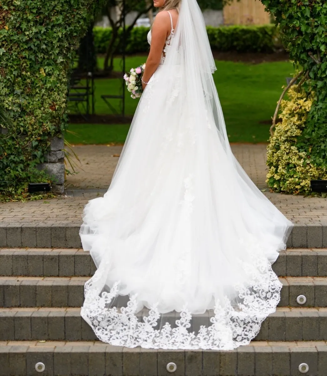 Wedding dress/accessories - Image 1