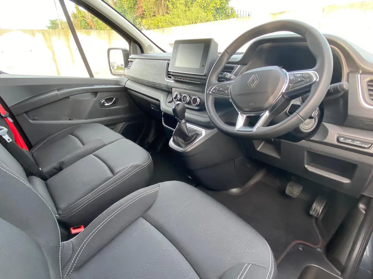 Renault Trafic Exclusive Black 150/170 HP - Image 4