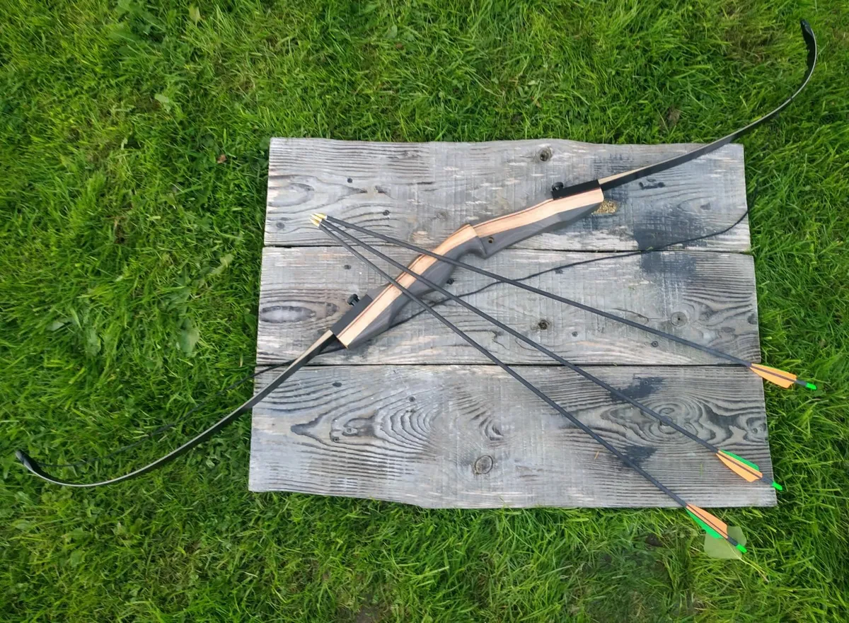 Archery Bow, Recurve 64" (25 to 50 lbs) +3x arrows - Image 2