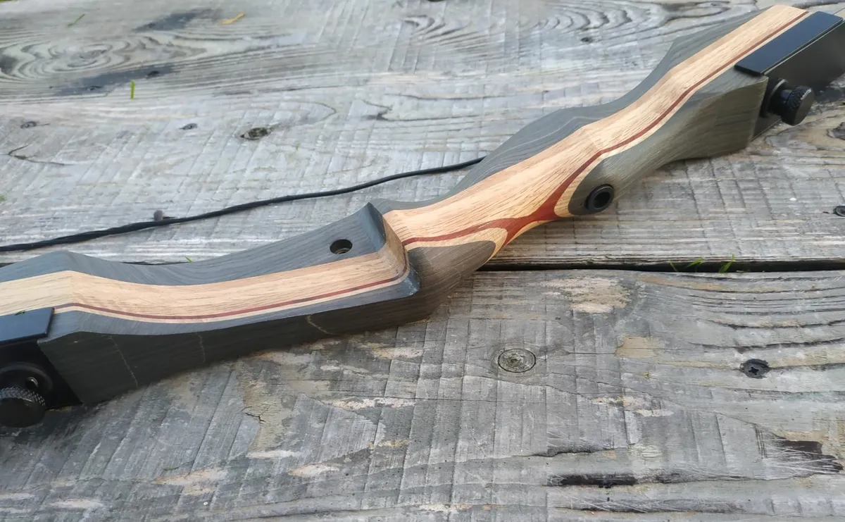 Archery Bow, Recurve 64" (25 to 50 lbs) +3x arrows - Image 1