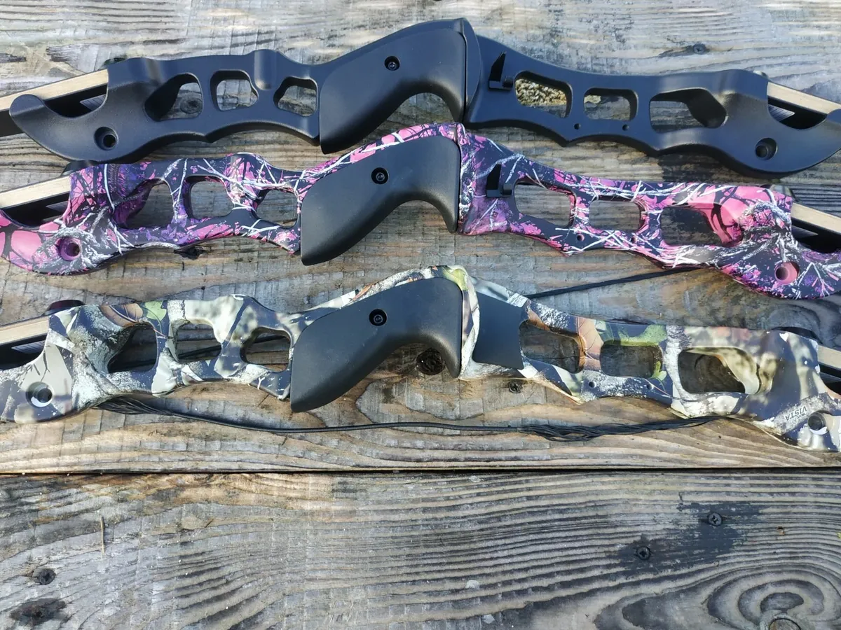 Archery Bow Recurve 62" (30 to 50 lbs). +3x arrows - Image 2