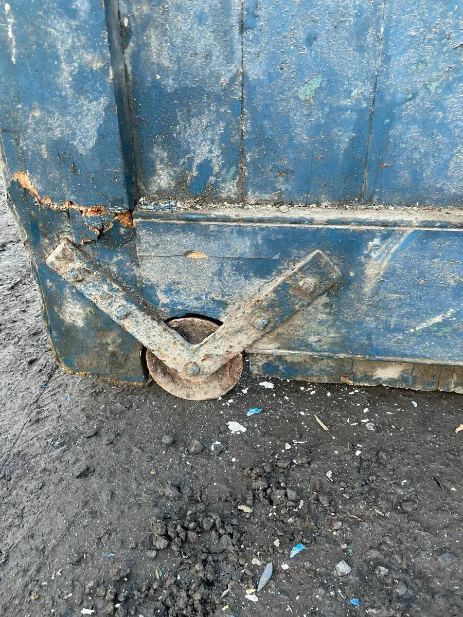 Large Wooden Courtyard Gates - Image 4