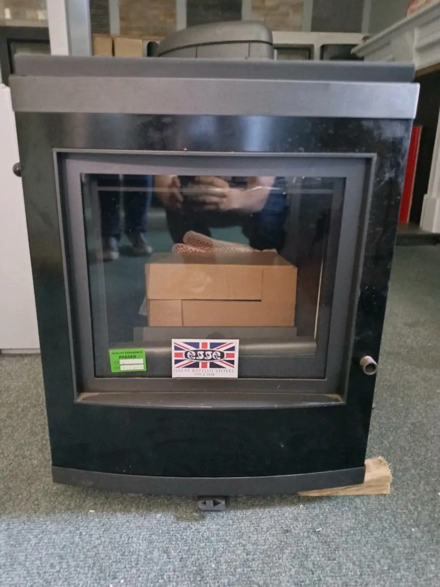 Stove and fireplace - Image 3