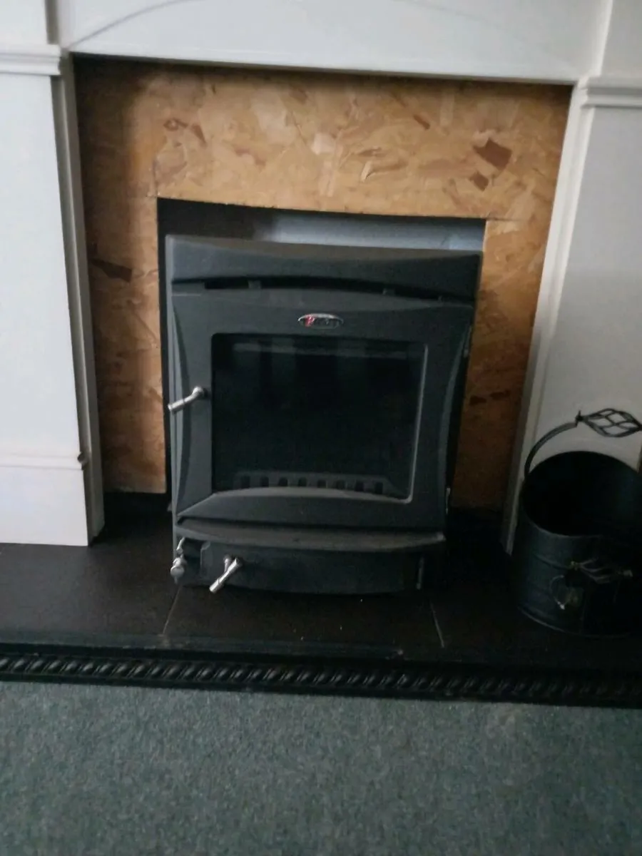 Stove and fireplace - Image 4