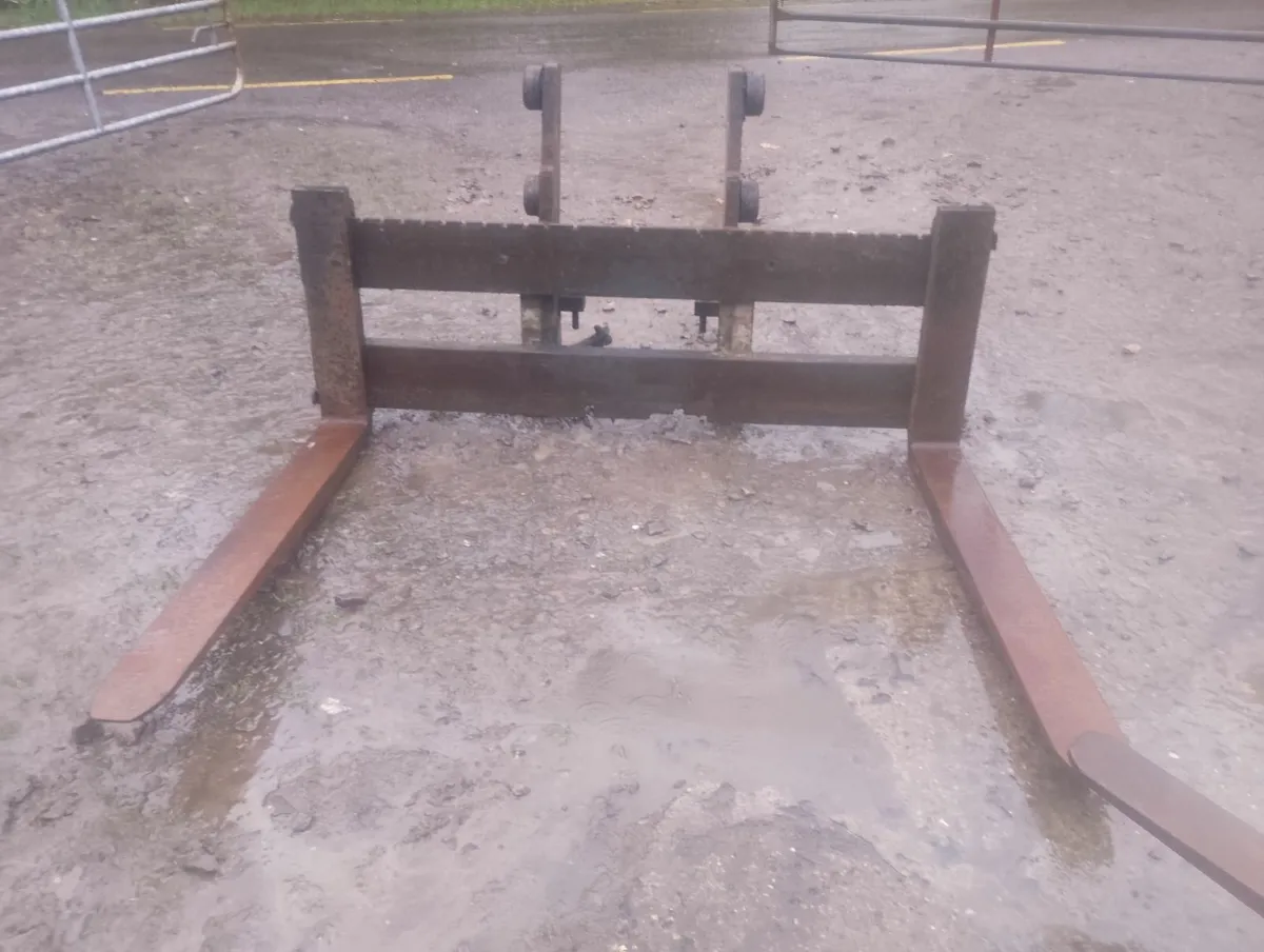 Forklift carriage also 6 foot toes - Image 1