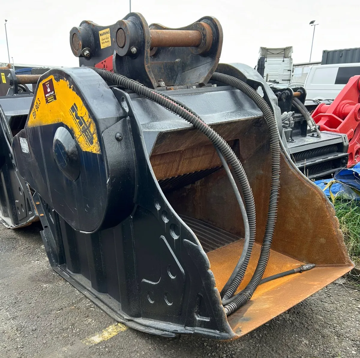MB BF90-3 CRUSHING BUCKET FOR SALE.