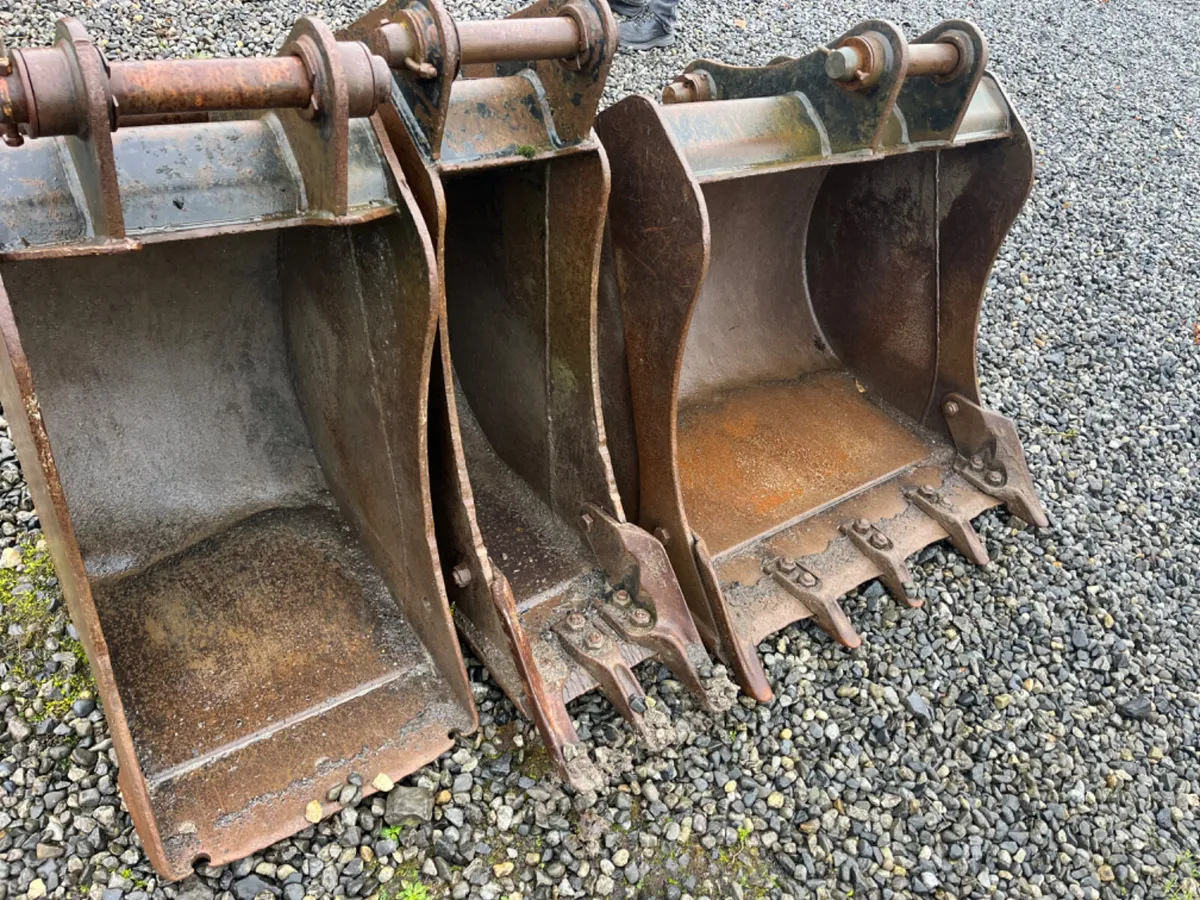 Jcb buckets 45 mil pin 310 cebtrez - Image 1