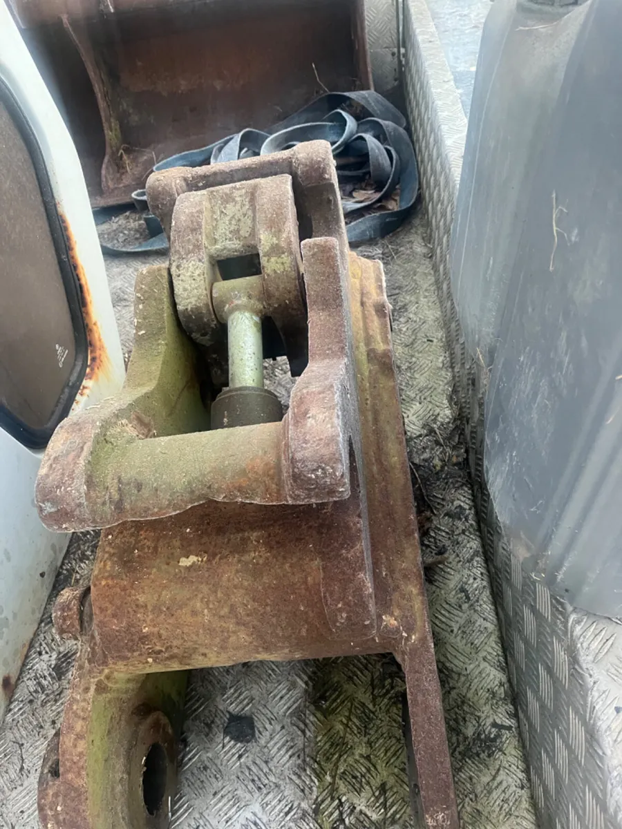 Semi quick hitch 45 mil pin 65 mil pin hydraulic h - Image 1