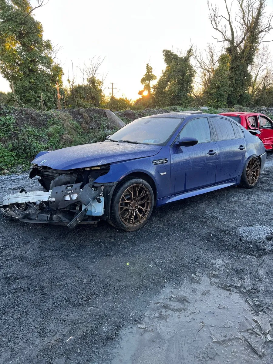 Breaking bmw m5 e60 5 series 2006 v10 5.0 s85b50 - Image 1