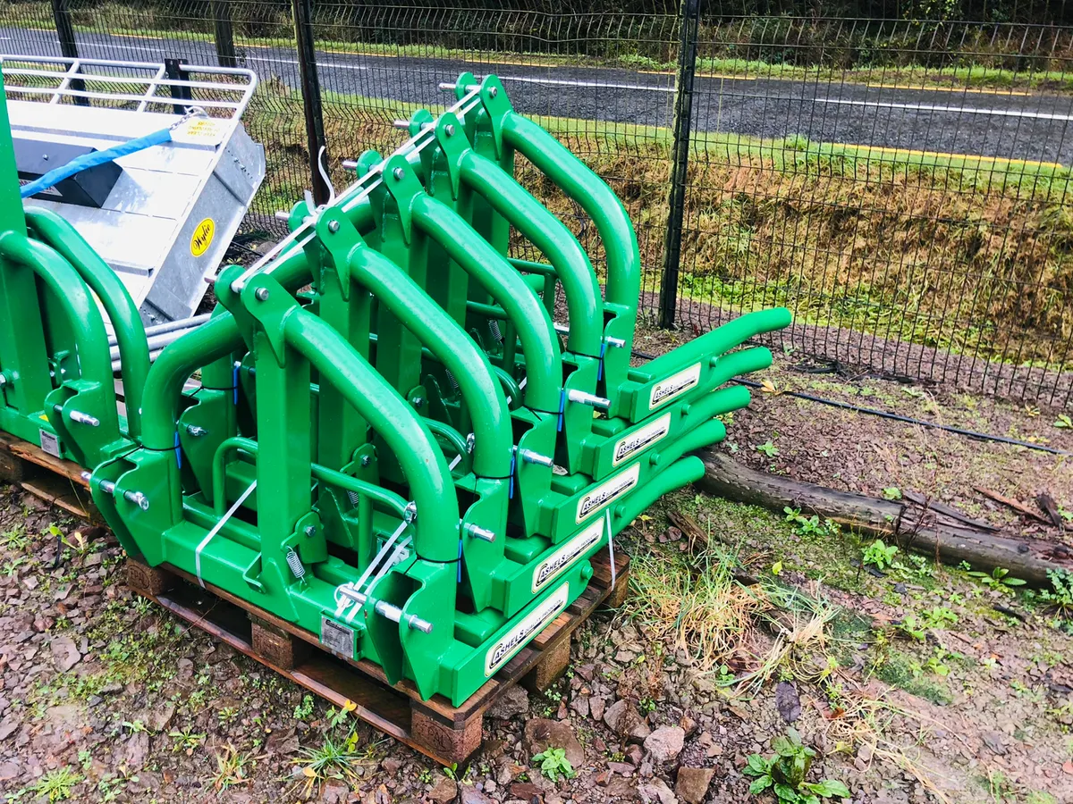 Cashels bale lifters