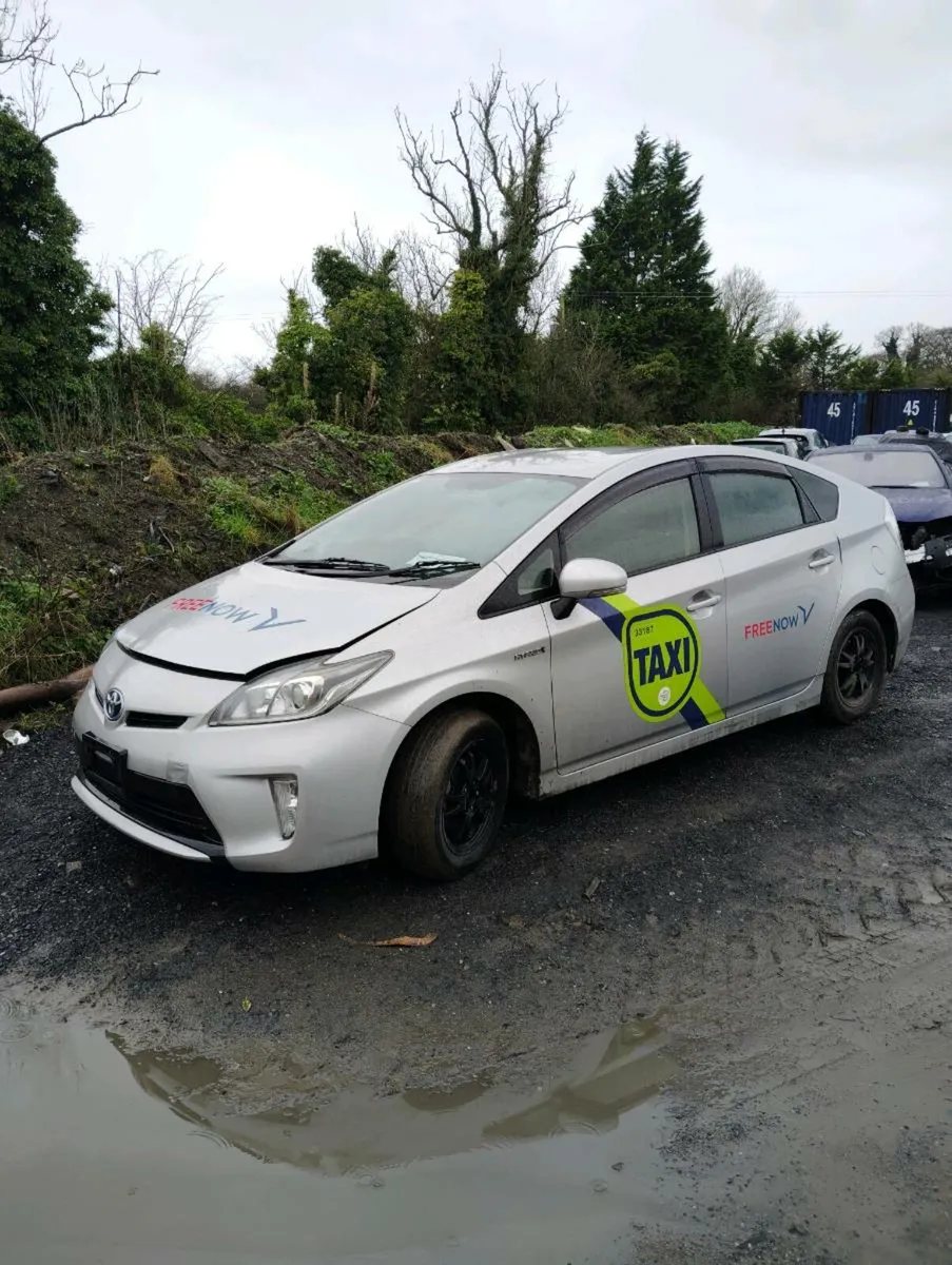 Breaking Toyota Prius 2013 hybrid - Image 1