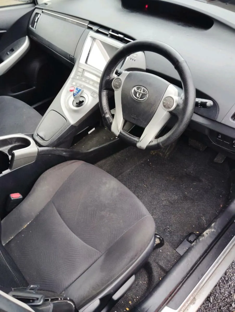 Breaking Toyota Prius 2013 hybrid - Image 2