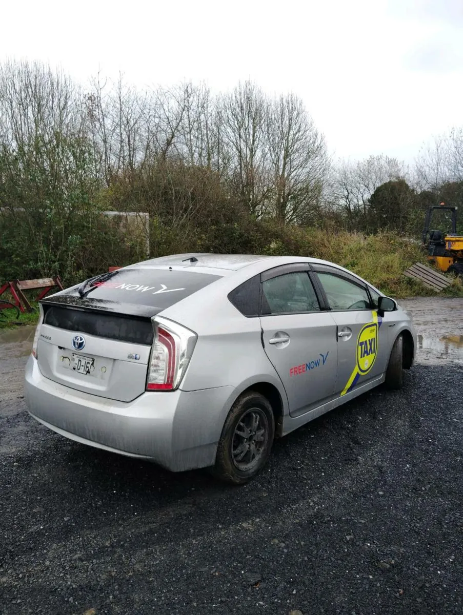 Breaking Toyota Prius 2013 hybrid - Image 3
