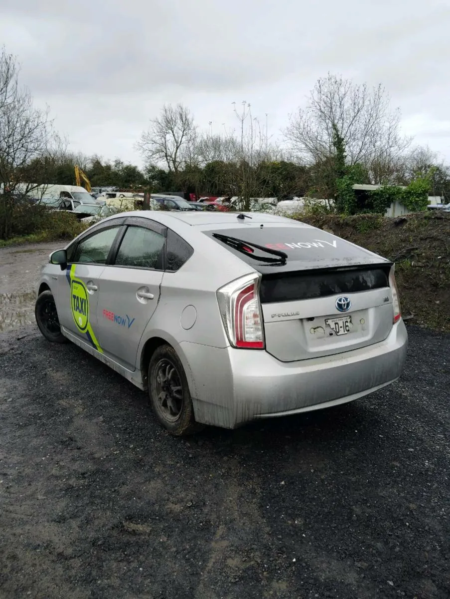 Breaking Toyota Prius 2013 hybrid - Image 4