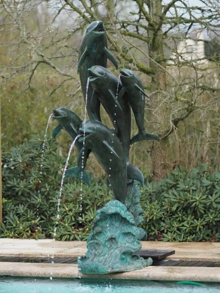 Bronze dolphins fountain - Image 1