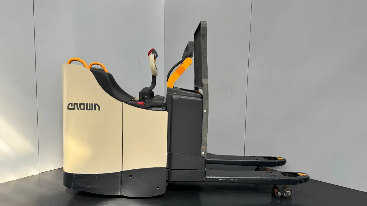 Crown WT3040 2.0T Powered Pallet Truck (#354) - Image 1