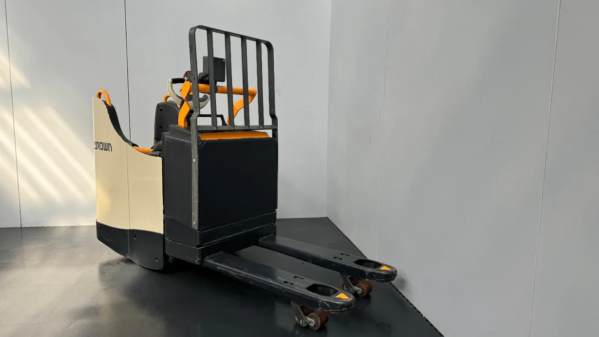 Crown WT3040 2.0T Powered Pallet Truck (#354) - Image 2