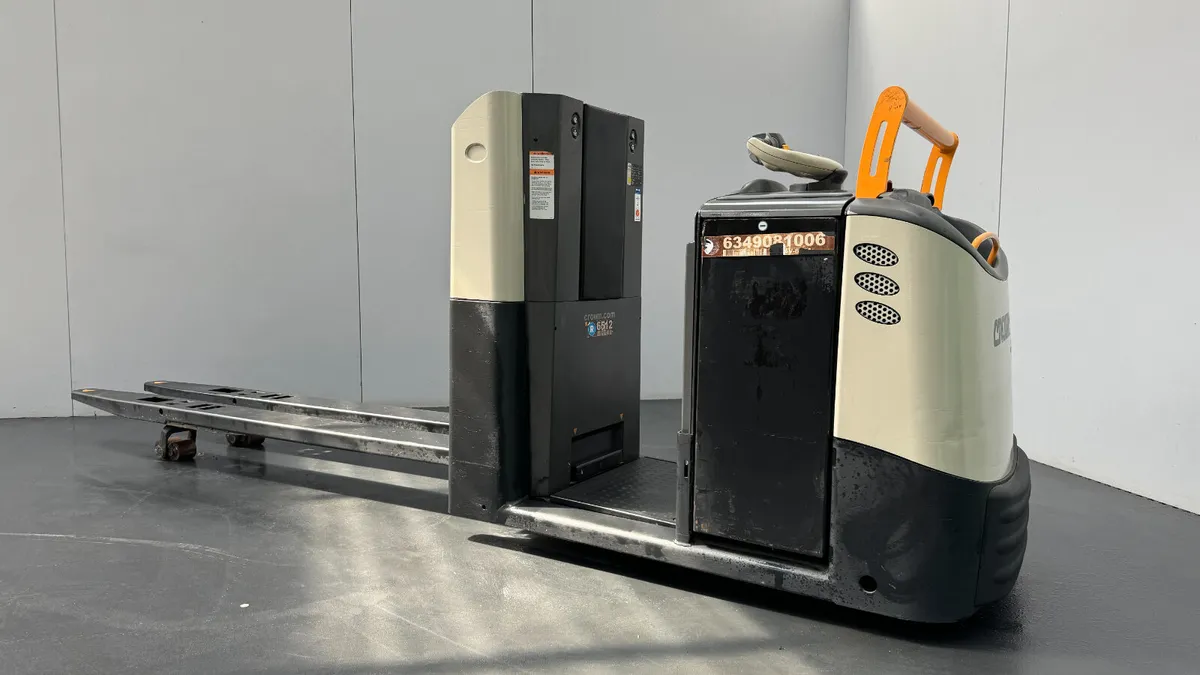 Crown GPC3040 2.0T Order Pick Pallet Truck (#331) - Image 2