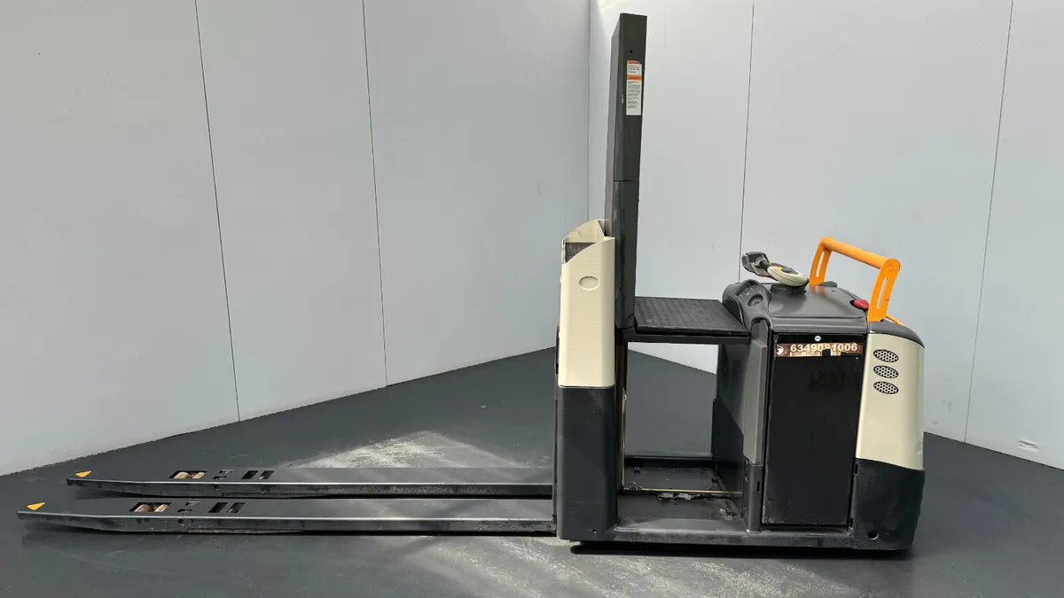 Crown GPC3040 2.0T Order Pick Pallet Truck (#331) - Image 1