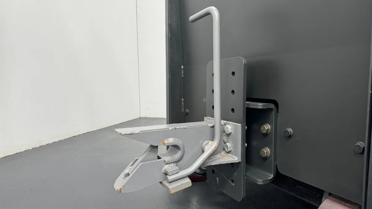 Crown TC3000 Electric Tow Tractor (#123) - Image 4