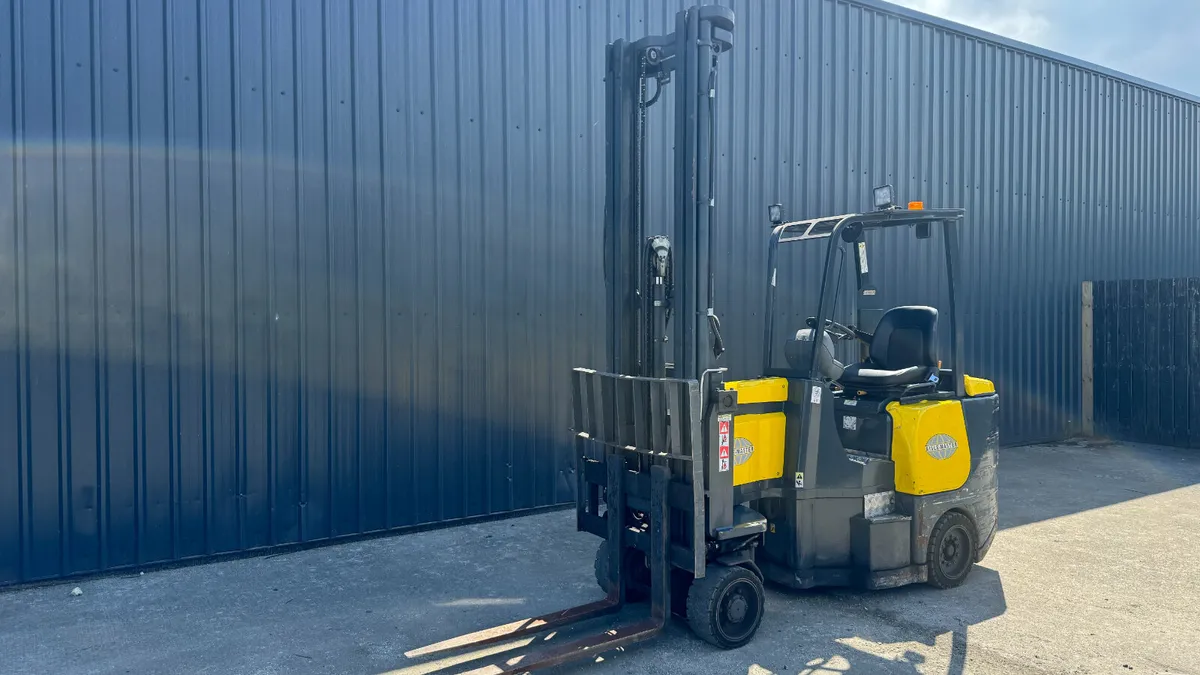 Aisle-Master 15E 1.5T Narrow Aisle Forklift (#102) - Image 3