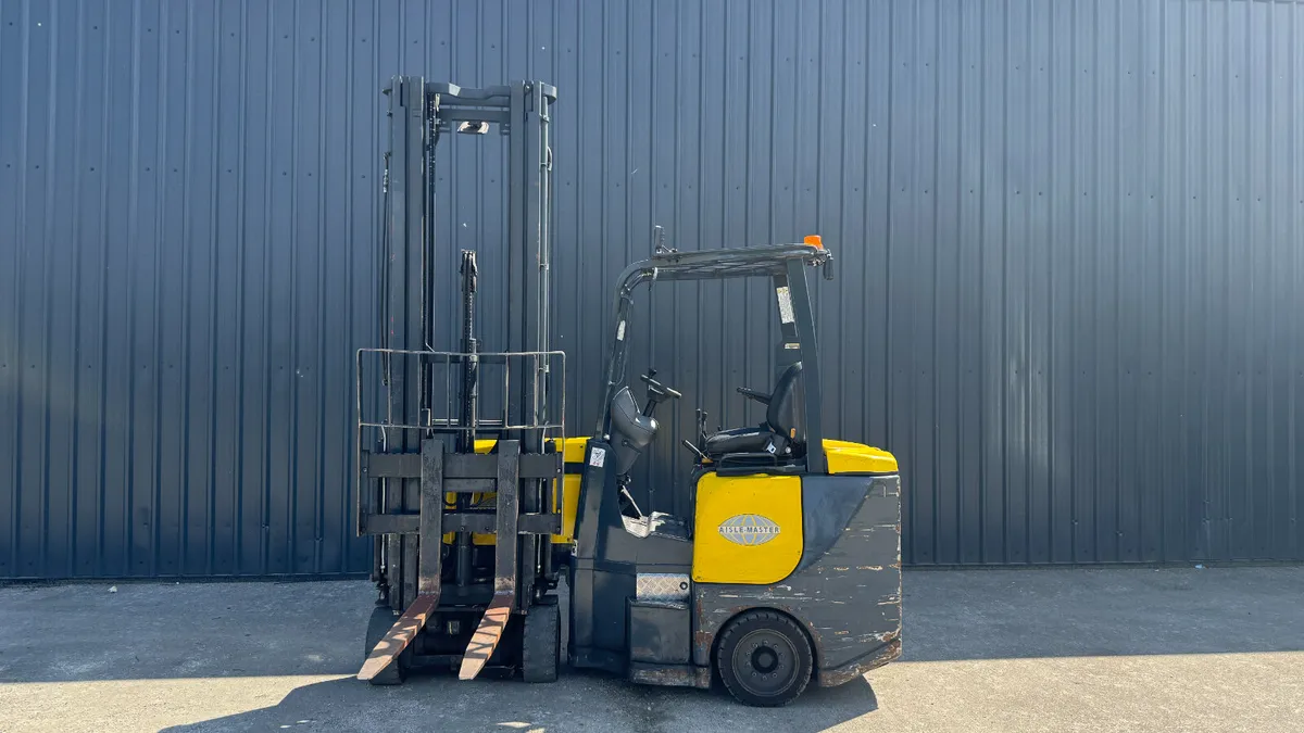 Aisle-Master 15E 1.5T Narrow Aisle Forklift (#102) - Image 4