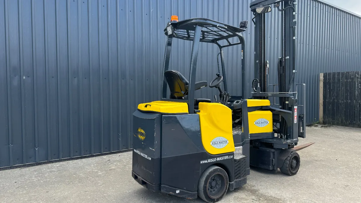 Aisle-Master 15E 1.5T Narrow Aisle Forklift (#161) - Image 2