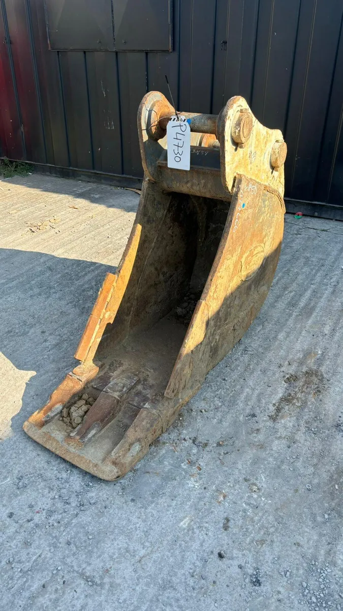 Selection of buckets to suit 65mm and 80mm pins - Image 1