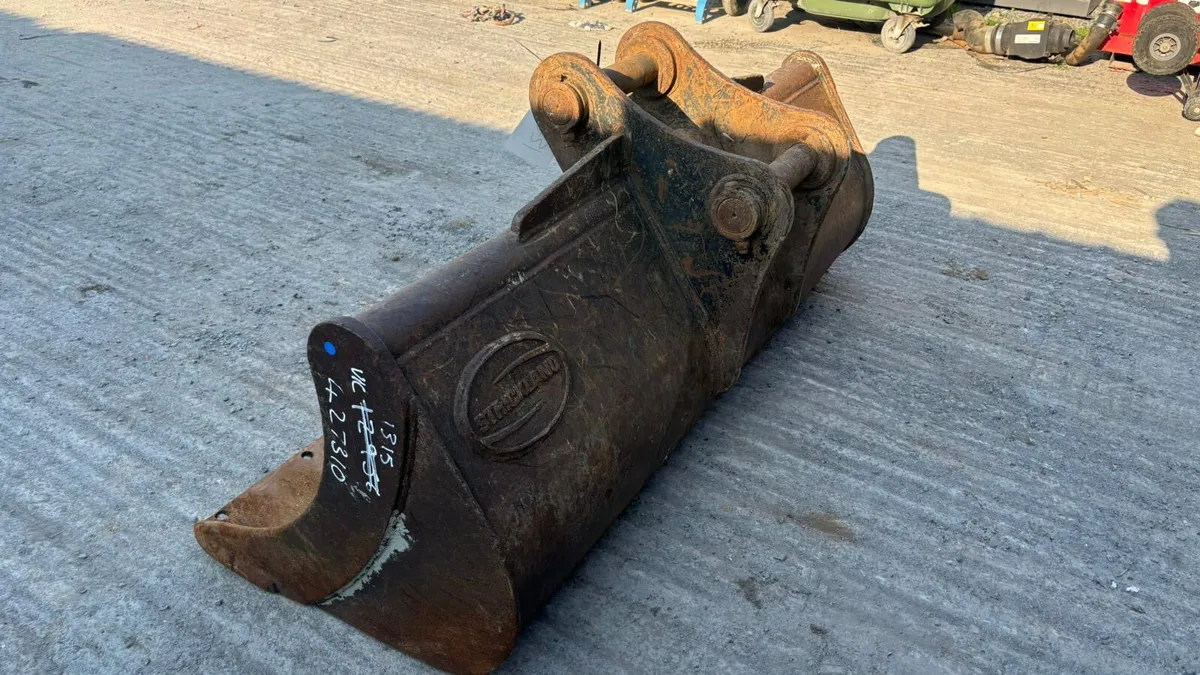 Selection of buckets to suit 65mm and 80mm pins - Image 4