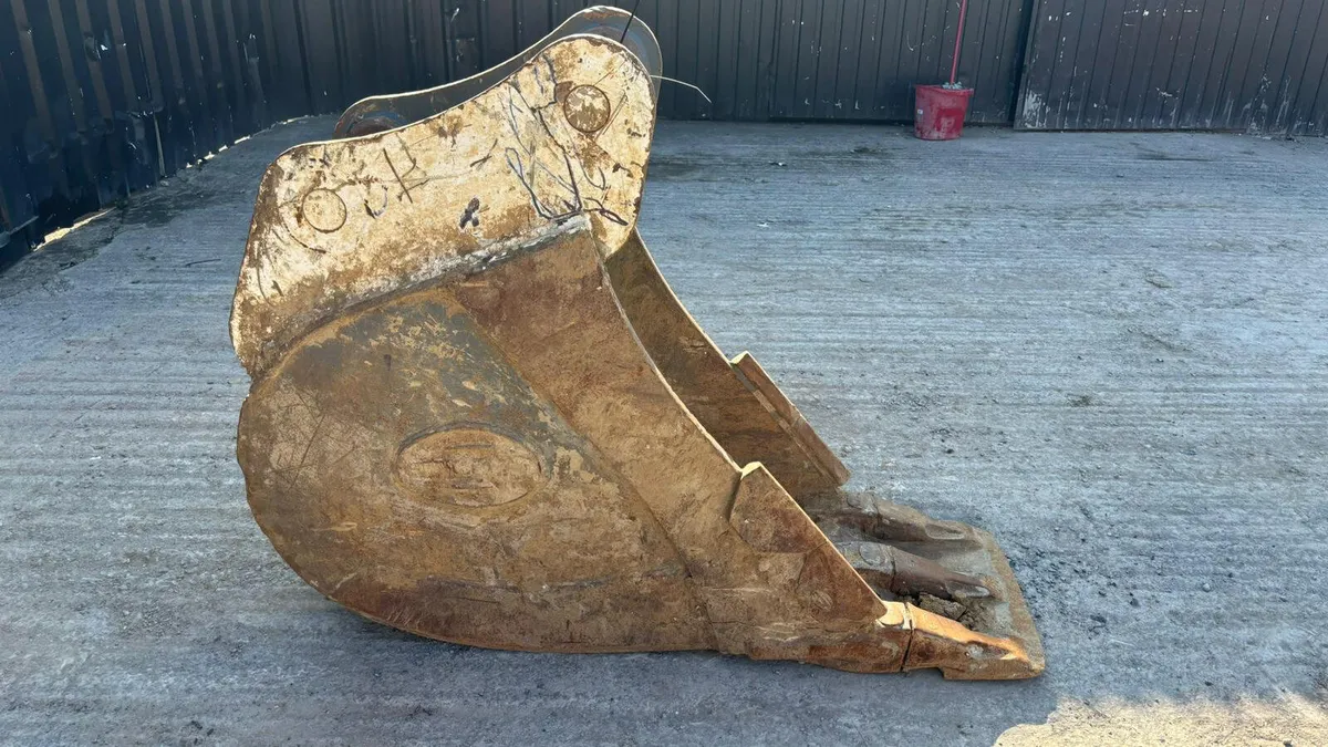 Selection of buckets to suit 65mm and 80mm pins - Image 3