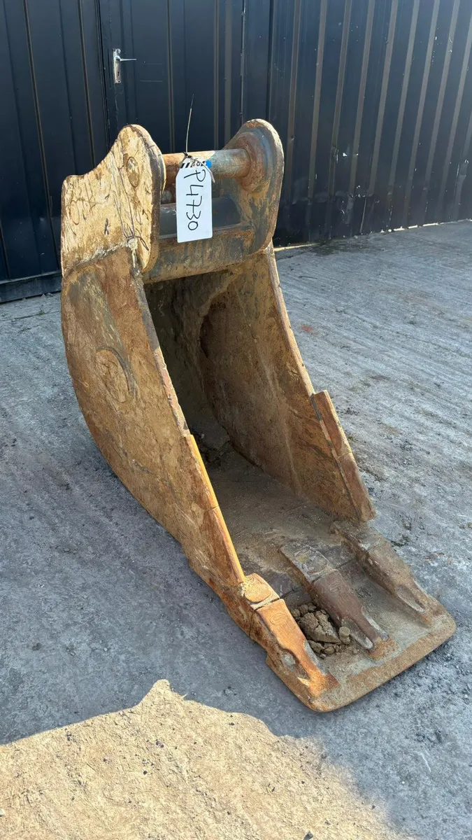 Selection of buckets to suit 65mm and 80mm pins - Image 2