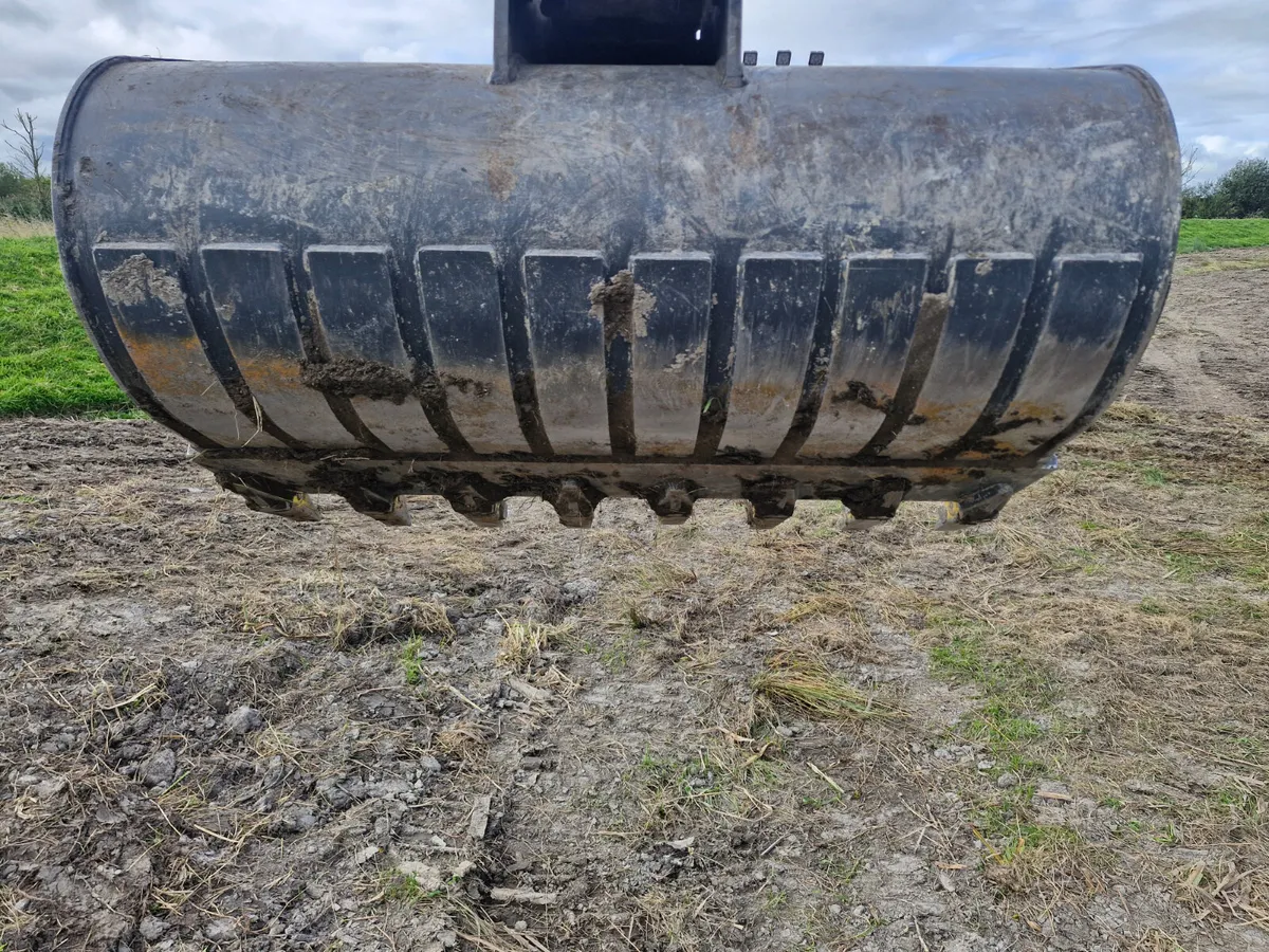 5ft JDE 8 tooth ditching bucket only few hours wor - Image 3