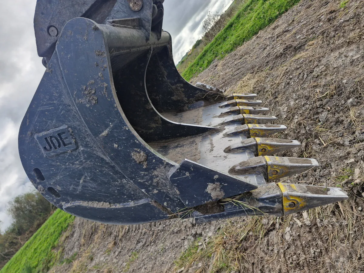 5ft JDE 8 tooth ditching bucket only few hours wor - Image 4