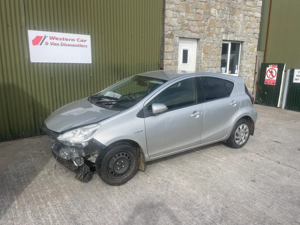 2015 Toyota AQUA 1.5 auto for dismantling
