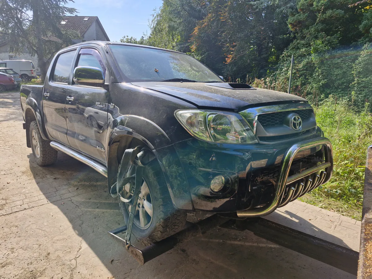 Toyota hilux 2011 breaking for parts - Image 1