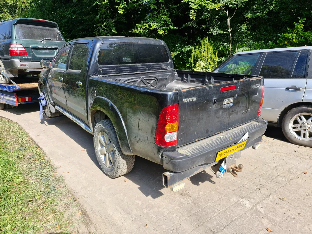 Toyota hilux 2011 breaking for parts - Image 3
