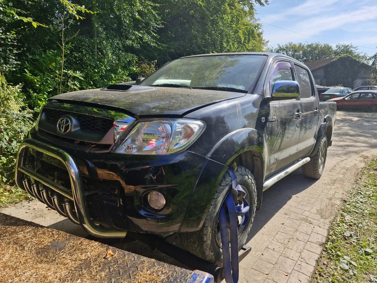 Toyota hilux 2011 breaking for parts - Image 2
