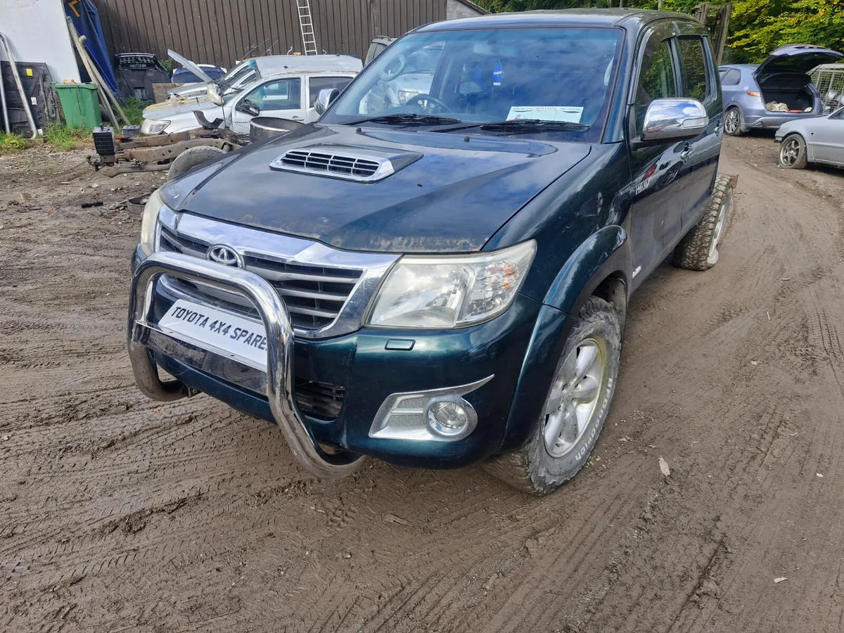 Toyota hilux auto  2015  breaking for parts - Image 4
