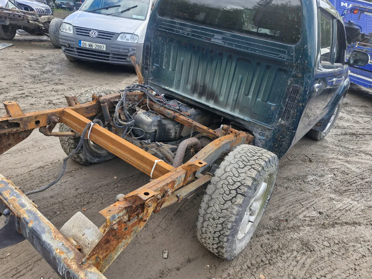 Toyota hilux auto  2015  breaking for parts - Image 3