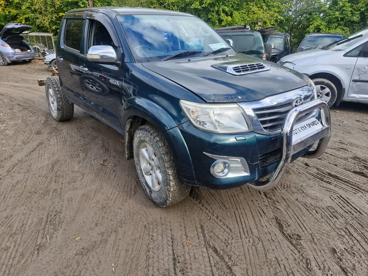 Toyota hilux auto  2015  breaking for parts - Image 2