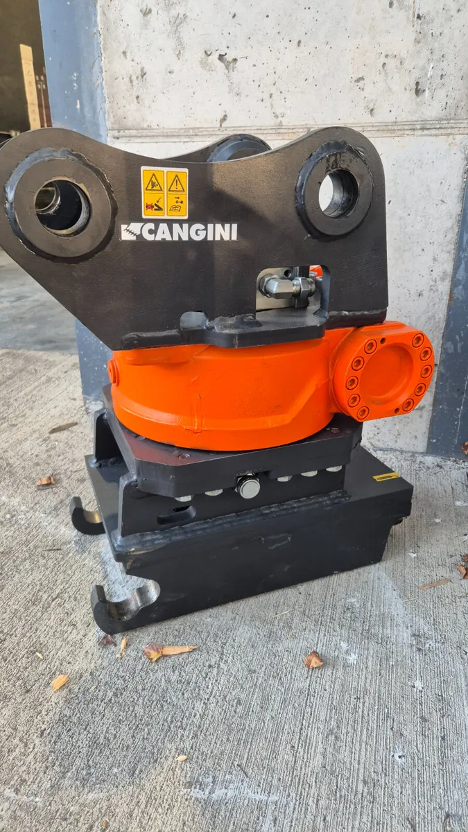 Kinshofer Rotating Hitch for hire or sale - Image 1