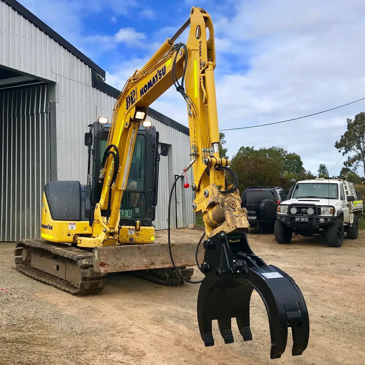 Buckets, grabs, and other attachments - Image 1