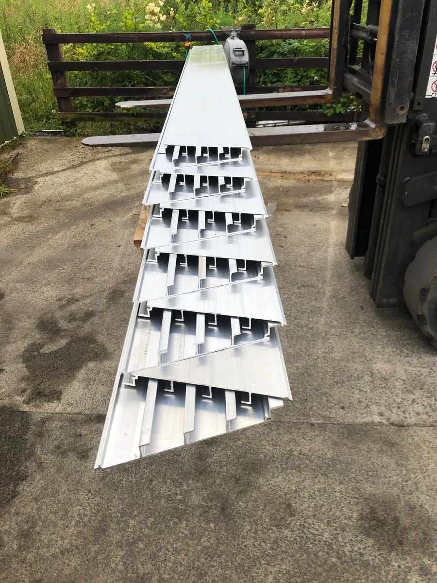 Aluminium interlocking floor planks. - Image 4