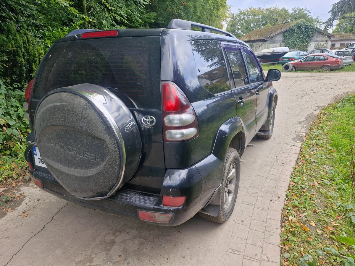 Toyota landcruiser crew cab breaking for parts - Image 3