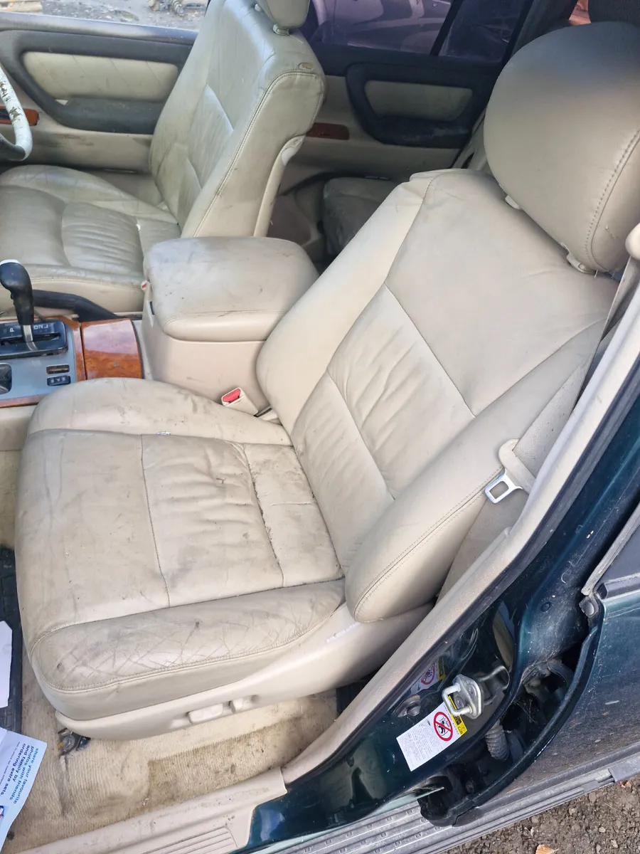 Toyota landcruiser amazon breaking for parts - Image 4