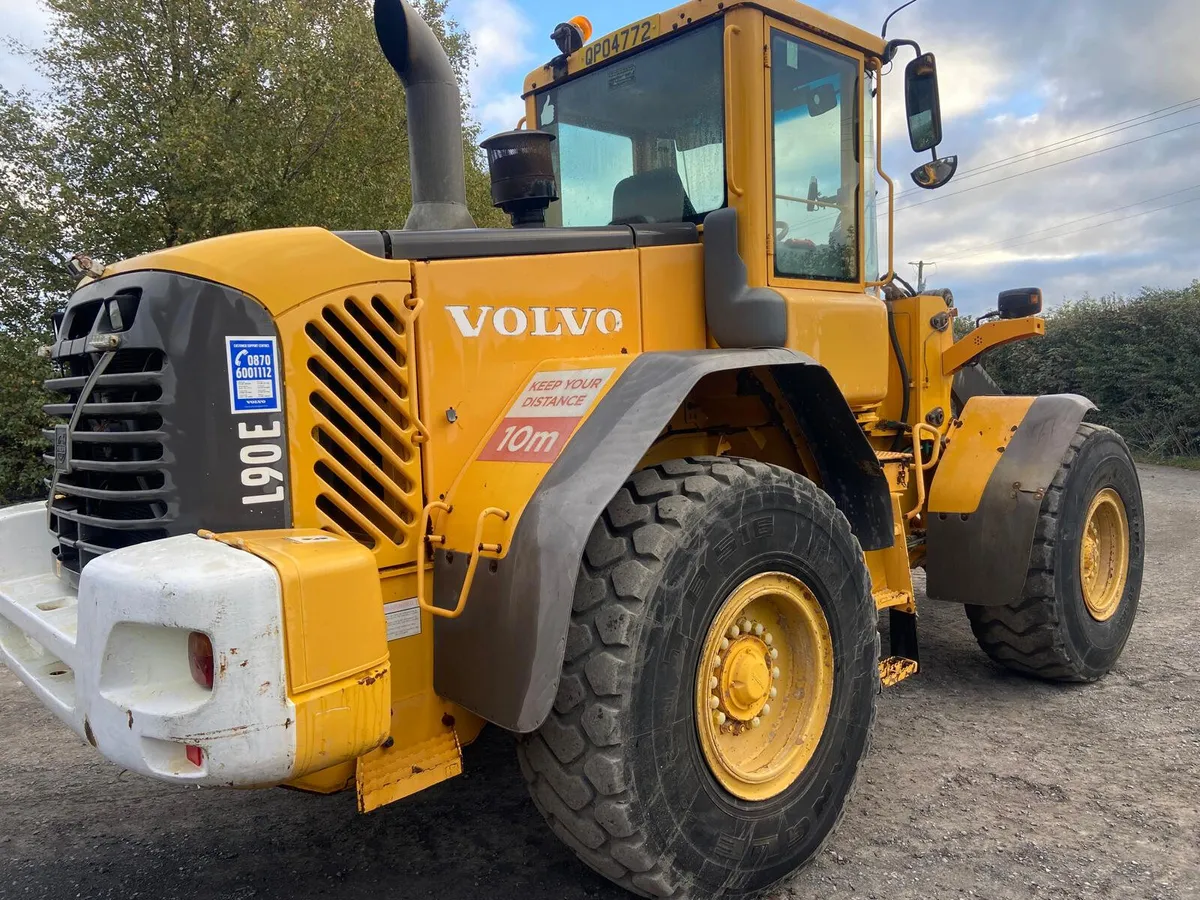 Volvo 90E Loader - Image 4